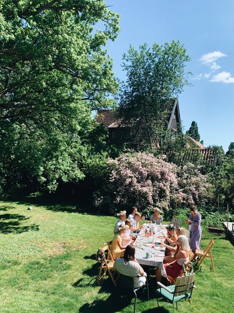 Countryside Family Aesthetic, Family Countryside, Quality Time Family, Familia Aesthetic, Italian Countryside Aesthetic, Community Aesthetic, Cottage Family, Swedish Midsummer, Swedish Houses