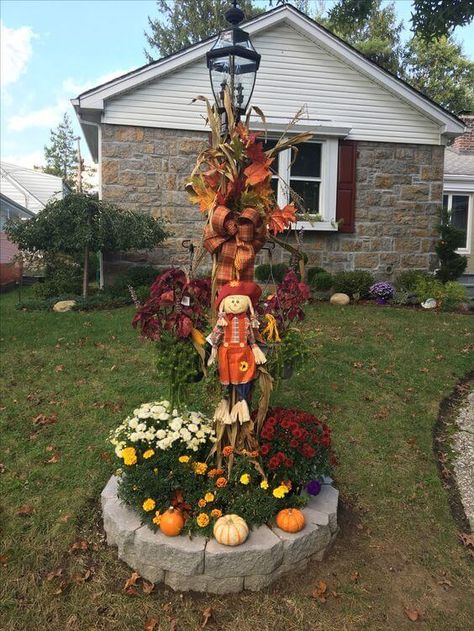 Lamp Post Fall Decorations Fall Decor For Lamp Post, Fall Light Pole Decorations, Lamp Post Fall Decorating Ideas, Halloween Lamp Post Decorations, Fall Lamp Post Decorations, Fall Yard Ideas, Fall Yard Displays, Fall Yard Decorations, Post Decorations