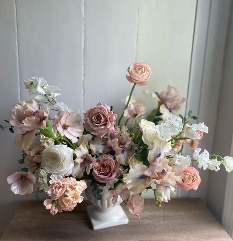 English Garden Bridal Bouquet, English Garden Floral Arrangements, Mauve Flower Arrangements, Mauve Wedding Florals, Picnic Moodboard, Blush Floral Arrangements, Mauve Wedding Flowers, Moody Wedding Flowers, Vintage Rose Wedding