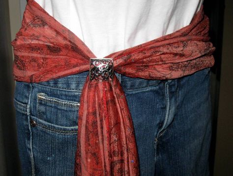 Pants With Scarf Belt, Belt Styling Ideas, Scarfs As Belts, Scarf As Belt Jeans, Funky Belt Outfit, Scarf Around Waist Outfit, Broach Outfits, How To Make A Belt, Scarf Belt Outfit Jeans