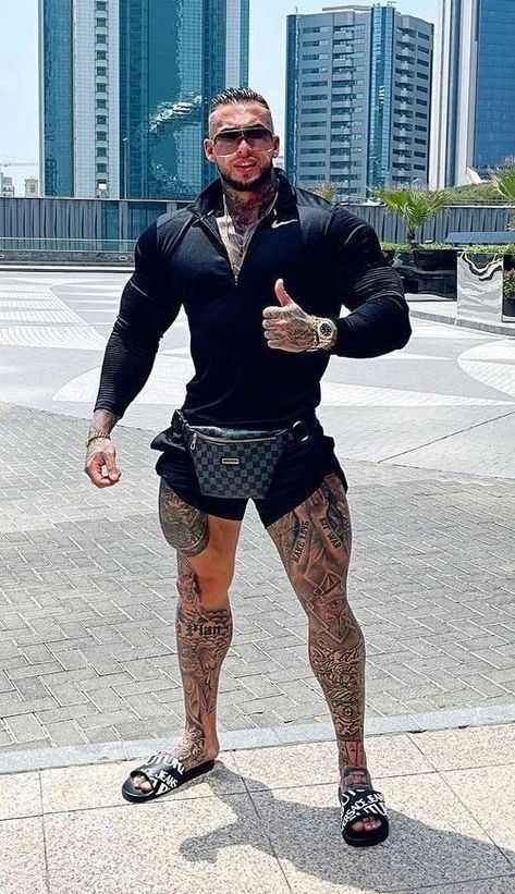 Tattoo Cover Ups, Slide Sandals Outfit, Cholo Style, Gym Guys, Men Photography, Fitness Inspiration Body, Well Dressed Men, Clothing Ideas, Muscle Men