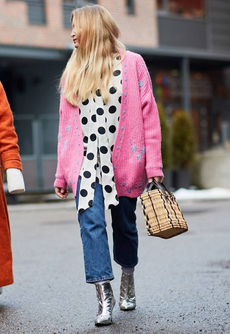 Cardigan Street Style, Pink Cardigan Outfit, Librarian Style, Weekend Mood, Knit Sweater Coat, Hello Fashion, All This Time, Quirky Fashion, Street Fashion Photography