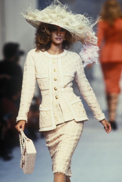 Beauty And Fashion Chanel Runway, 90s Runway Fashion, Runway Fashion Couture, Mode Chanel, Chanel Couture, Chanel Haute Couture, 1990s Fashion, Fashion Runway, Outfit Trends