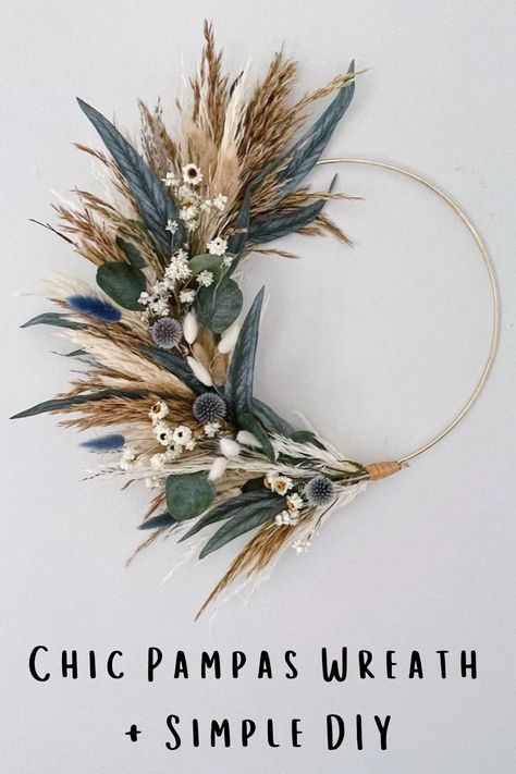 31 Chic Pampas Wreath + Simple DIY - PinkPopDesign Interior Design Christmas, Pampas Wreath, Diy Fall Wreaths, Dried Floral Wreaths, Christmas Home Decorations, Grass Wreath, Dried Wreath, Small Front Porch, Feather Wreath