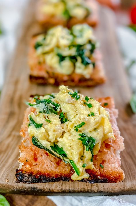 Scrambled Eggs Spinach, Hangover Breakfast, Eggs Spinach, Tomato Bread, Breakfast Brunch Recipes, Breakfast Breads, Breakfast Time, Breakfast Dishes, Scrambled Eggs