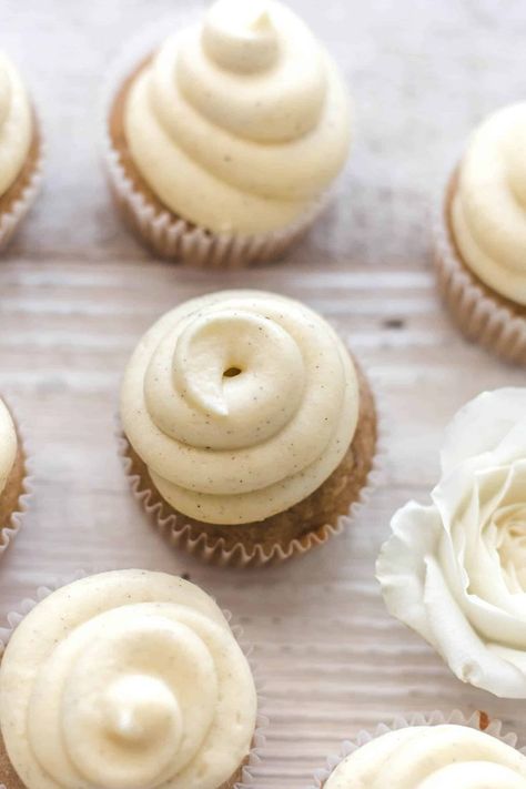 Banana Cupcakes With Cream Cheese, Banana Bread Cupcakes, Vanille Muffins, Cupcake Cream, Fun Cupcake Recipes, Comfort Desserts, Banana Cupcakes, Cupcakes With Cream Cheese Frosting, Oreo Cupcakes