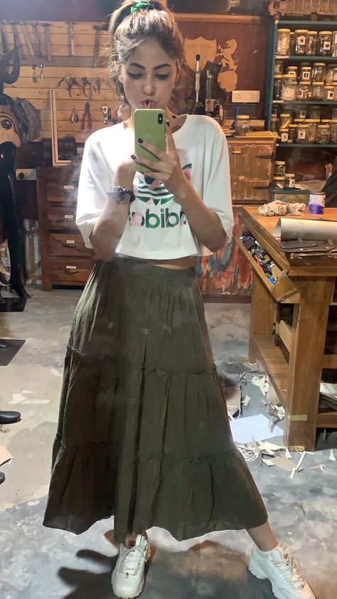 Khaki Green Skirt Outfit, Olive Green Long Skirt Outfits, Olive Green Skirt Outfit Summer, Olive Green Maxi Skirt Outfit, Trendy Green Tiered Skirt, Olive Skirt Outfit, Olive Green Skirt Outfit, Olive Green Long Skirt, Green Maxi Skirt Outfit