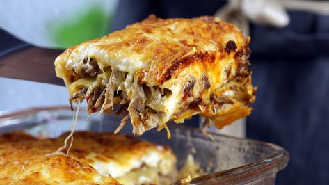 Baked pasta is even tastier when layered with sweet peppers, tender pork and lots of cheese. Shredded Pork Recipes, Pulled Pork Recipes, Shredded Pork, Tasty Videos, Lasagna Recipe, Pork Dishes, Pulled Pork, Pork Recipes, Mac And Cheese