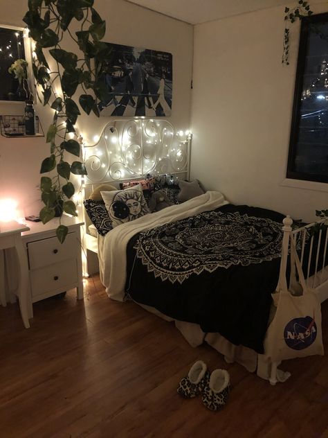 fairy lifhts fake vines Vines Decor, Small Apartment Room, Fake Vines, Black Room, Bedroom Idea, Security Breach, Bedroom Goals, Dream Room Inspiration, Teen Room