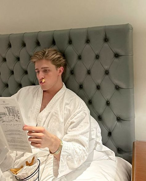 Old Money Boys Aesthetic, Blond Boy Aesthetic, Old Money Boy Aesthetic, Old Money Hairstyles Men, Francisco Borsoi, Old Money Aesthetic Boys, Old Money Boy, Hotel Beds, Old Money Boys