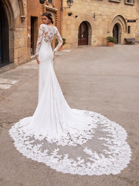 Mermaid wedding dress with long sleeves and V-neck | Pronovias Boho Wedding Dress With Sleeves, Mermaid Trumpet Wedding Dresses, Wedding Dresses Kleinfeld, Pronovias Bridal, Pronovias Wedding Dress, Wedding Centrepieces, Lace Wedding Dress With Sleeves, Kleinfeld Bridal, Trumpet Wedding Dress