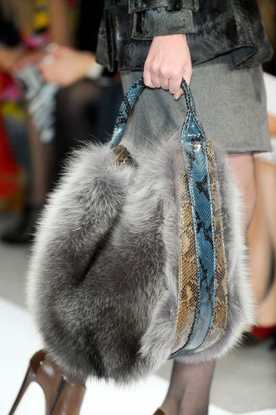 Auntie Life, Handbag Boutique, Fur Purse, Fur Handbags, Bags Diy, Textile Bag, Dennis Basso, Fur Accessories, Fur Bag