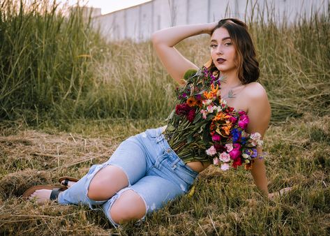 Colorful flower top photoshoot Flower Top Photography, Flower Top Pictures, Flower Tops Photoshoot, Flower Top Session, Flowertop Photoshoot Ideas, Floral Top Photoshoot, Flowers Top Photoshoot, Flower Top Photoshoot Poses, Flower And Jeans Photoshoot