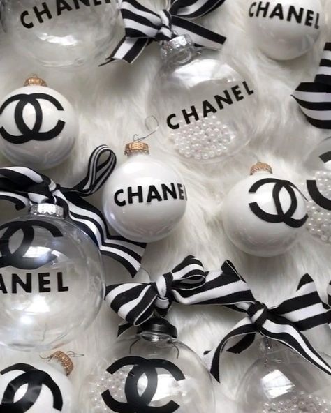 Chanel Chanel Christmas Tree, Bedroom Christmas Tree, Fancy Ornaments, Chanel Christmas, Fancy Christmas Ornaments, Chanel Decor, Chirstmas Decor, Christmas Backgrounds, Christmas Apartment