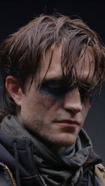 𝐑𝐞𝐝. on Instagram: "Matt Reeves said he knew that Robert Pattinson was going to be his Batman when he put on the black eye makeup during the screen test. ⠀ ⠀ ⠀ ⠀" Black Makeup Man, Batman Makeup, Logan Movies, Black Eye Makeup, Batman Inspired, Robert Douglas, Matt Reeves, Screen Test, Bat Boys