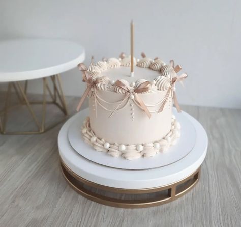 Simple Cake With Pearls, Tutu Cute Birthday Cake, Luxury Birthday Decorations, Tutu Cute 2nd Birthday Party Cake, Bow Smash Cake, Bow Theme Cake, Business Cake Design, Smash Cake Simple, Bow Cake Design