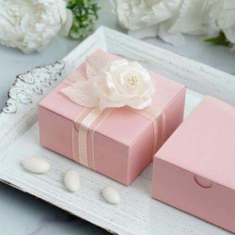 Gift Boxes Diy, Blush Cake, Cake Favors, Spring Wedding Decorations, Cute Surprises, Cake Party, Spring Wedding Colors, Beach Wedding Favors, Floral Tablecloth