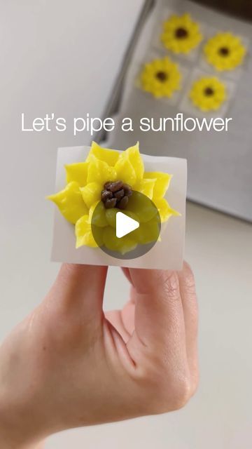 Nail Making, Sunflower Cake, Piping Tip, Yellow Petals, Cake Piping, Piping Bag, Cakes And Cupcakes, Buttercream Recipe, Piping Tips