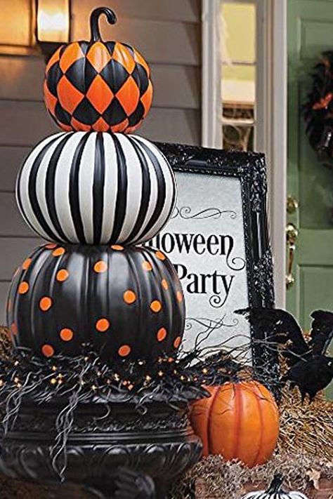 Faux Pumpkin Tower  - HouseBeautiful.com Classy Halloween Party, Diy Outdoor Halloween Decorations, Halloween Decorations Ideas, Elegant Halloween Decor, Halloween Living Room, Halloween Diy Outdoor, Outdoor Halloween Decorations, Classy Halloween, Pumpkin Topiary