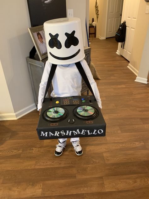 Fornite Halloween Costumes, Marshmellow Dj Costume Diy, Marshmallow Head Costume, Diy Marshmello Costume, Dj Costume For Kids, Marshmallow Costume Kids, Dj Marshmello Party Ideas, Dj Marshmello Costume, Marshmallow Halloween Costume