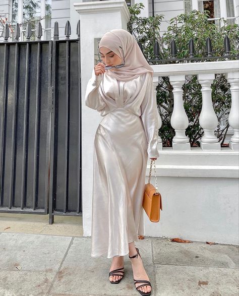 Dress Soiree, Braidsmaid Dresses, Chic Evening Dress, Simple Bridesmaid Dresses, Girls Dress Outfits, Mode Turban, Soiree Dress, Muslim Fashion Hijab Outfits, Hijabi Fashion Casual