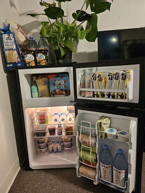 Cute Dorm Kitchen, Cute Dorm Set Up, Mini Fridge Under Dorm Bed, Dorm Mini Fridge Organization, College Breakfast Ideas Dorm Room, Uo X Pinterest Back To College, College Dorm Fridge Organization, Dorm Clothes Storage, Healthy College Snacks Dorm Food Mini Fridge