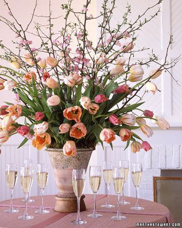 Take your guests' breath away with a floral feature that is voluminous and vibrant. Flowering quince reaches skyward while Darwin and Rembrandt tulips spill outward in a striking arc. Tulpen Arrangements, Flowering Quince, Tulips Arrangement, Spring Centerpiece, Spring Tulips, Floral Foam, Deco Floral, Arte Floral, Floral Centerpieces