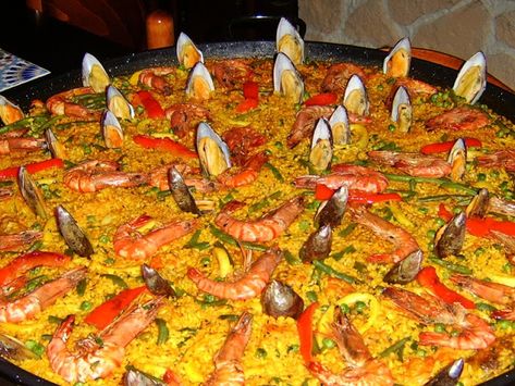 PAELLA MIXTA – Por Pascual Pomares | Traditional Spanish Recipes, Paella Valenciana, Paella Recipe, Fruit Carving, Spanish Food, Rice Dishes, Food Presentation, Food Plating, Local Food