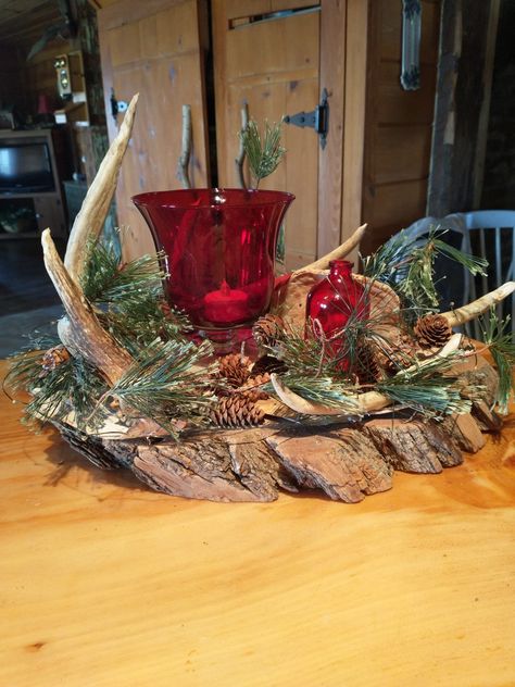 Antler Arrangements, Crafts With Antlers, Antler Centerpiece Dining Table, Country Christmas Decor, Antlers Decor Diy, Antler Decor, Antler Christmas Decor, Antler Centerpiece, Decorating With Antlers