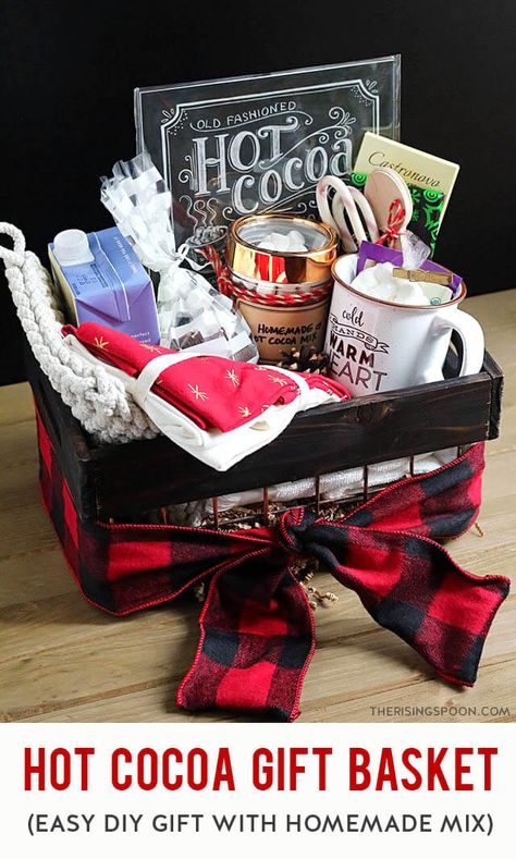 Learn how to put together a cozy & festive DIY hot cocoa gift basket in minutes with a homemade hot cocoa mix (easy recipe included), marshmallows, bar chocolate, and a few other fun and unique goodies (like hot chocolate bombs). This makes a simple, yet thoughtful gift for all ages (kids included) & any occasion, especially Christmas. Keep reading for lots of inspiration & ideas! Hot Chocolate Bucket Gift, Hot Drink Gift Basket Ideas, Hot Cocoa Bar Gift Ideas, Hot Cocoa Gift Baskets, Adult Hot Chocolate Gift, Hot Coco Basket Gift Ideas, Hot Chocolate Bar Gift Basket, Hot Chocolate Basket Ideas Diy Gifts, Hot Chocolate Gift Basket Ideas