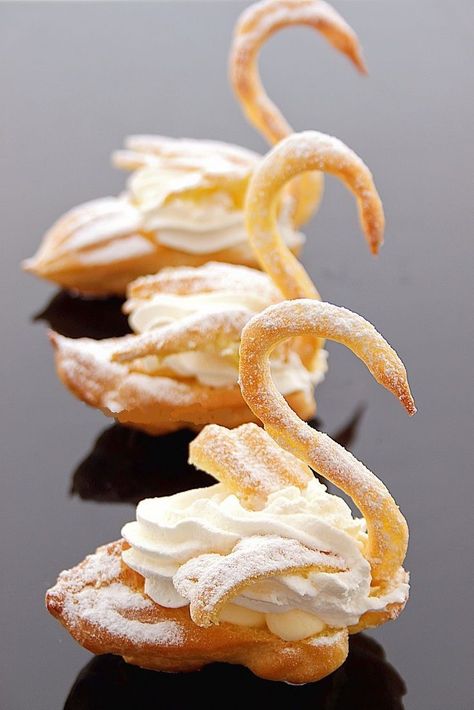 Cream Puff Swans - forgot all about these!  Made them in pastry school. Cream Puff Swans Recipe, Swan Recipe, Pastry School, Choux Pastry, French Desserts, Pastry Art, Fancy Desserts, French Pastries, Cream Puffs