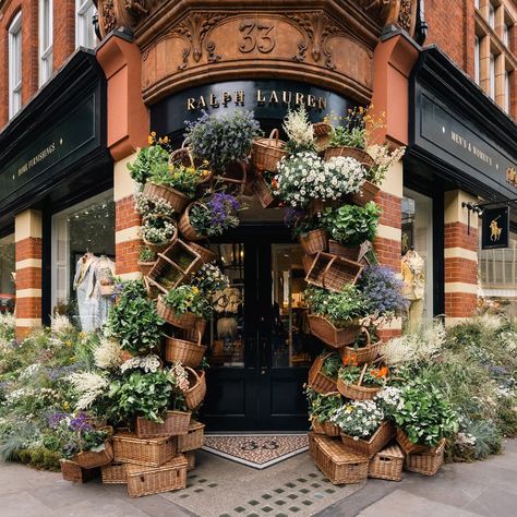 Ralph Lauren on Instagram: “Canopies abloom. Baskets of fresh florals adorn #RalphLauren’s Sloane Square storefront and windows, each intricately placed in…” Easter Window Display, Spring Window Display, Sloane Square, Fancy Shop, Decoration Vitrine, European Cottage, Easter Wreath Diy, Storefront Design, Spring Window