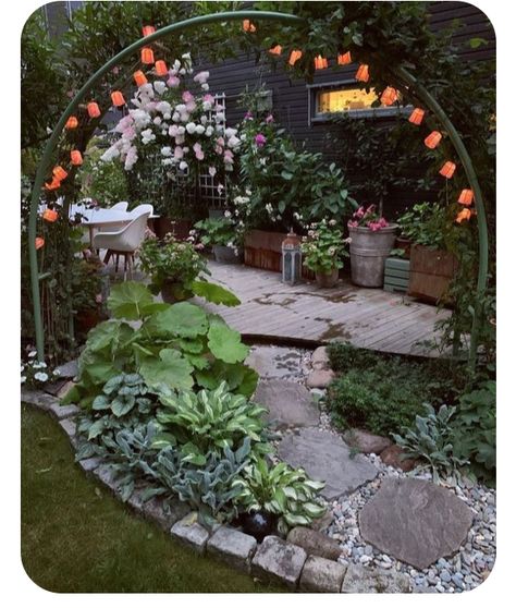 Walk Thru Garden, Backyard Garden Decor Ideas, Victorian Yard Ideas, Cottagecore Garden Ideas, Cottage Core Backyard, Witchy Backyard, Minimalist Garden, Garden Walkway, Deck Garden