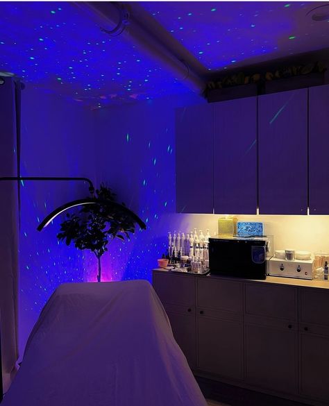 Blue Esthetician Room, Esthetician Room Ideas Studios, Dark Esthetician Room, Esthetics Studio, Studio Lashes, Esthetician Inspiration, Waxing Room, Skin Studio, Tech Room