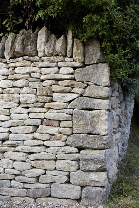 Hardscaping 101: Dry Stone Walls - Gardenista Stone Wall Ideas, Dry Stone Walling, Stone Walls Garden, Stone Fence, Stone Wall Design, Rock Walls, Stone Retaining Wall, Wall Fence, Dry Stone Wall