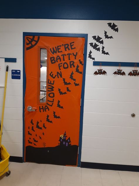 Bats Classroom, Bat Classroom Door, Halloween Decorations Bats, Diy Halloween Door Decorations, Halloween Classroom Door, Halloween Diy Door, Daycare Decor, Bat Decorations, Halloween Diy Outdoor