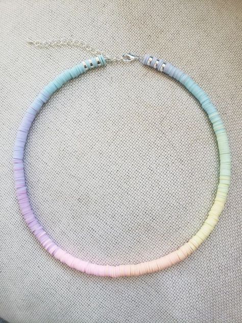 Clay Bead Necklaces Ideas, Bracelets Preppy, Make Clay Beads, قلادات متدلية, Pola Macrame, Colorful Bead Bracelets, Pop Jewelry, Clay Bead Necklace, Preppy Bracelets