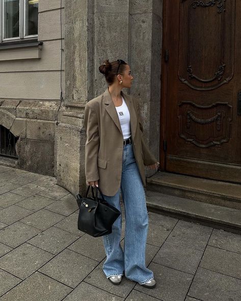 Stylish Outfits Fall 2024, Baggy Blazer Outfit, Mid Size Women Outfits, Blazer Fall Outfits, Outfit Ideas London, Italy Chic, Samba Outfit Ideas, Adidas Samba Outfit, Italian Chic