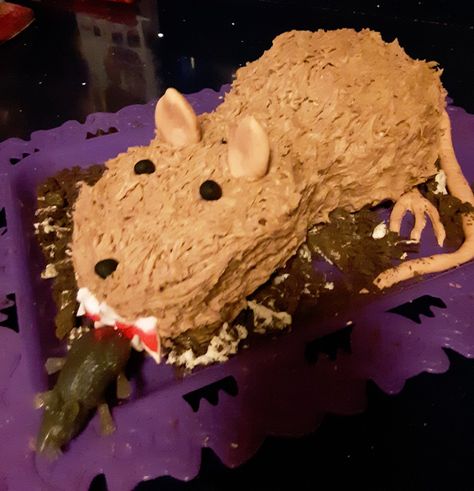 Halloween Rat cake Rat Cakes Funny, Rat Cupcakes, Rat Cakes, Rat Cakes Birthday, Rat Halloween, Weird Cakes, Cursed Cakes, Rats Meme Funny, Cake Shapes