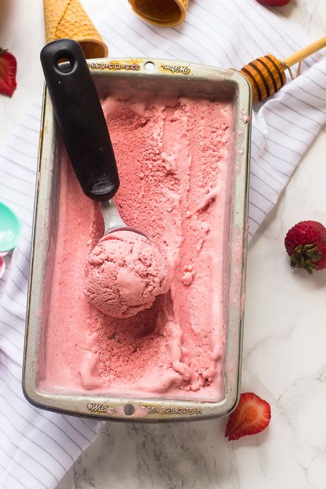 This Vegan Strawberry Coconut Ice Cream is deliciously creamy, no churn and so easy to make! You only need 4 ingredients! via http://jessicainthekitchen.com Vegan Strawberry Ice Cream, Jessica In The Kitchen, Coconut Ice Cream Recipes, Clean Sweets, Coconut Milk Ice Cream, Vegan Ice Cream Recipe, Blueberry Ice Cream, Gf Baking, Healthier Desserts