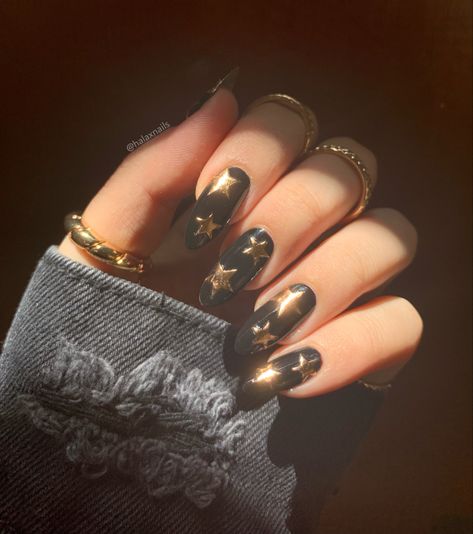 Black With Gold Stars Nails, Black Gold Star Nails, Rose Gold Star Nails, Nail Inspo 2023 Black, Black Nails Gold Stars, Black And Gold Star Nails, Gold And Black Nails Ideas, Gold Star Nails, Eid Nails