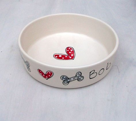 Celebrate the holidays with festive cute dog bowls that make mealtime special during the holiday season. Pottery Painting Ideas Dog Bowl, Dog Bowl Painting Ideas, Cute Dog Bowls, Heart Pottery, Hearts And Bones, Dog Water Bowl, Diy Pottery Painting, Puppy Bowls, Ceramic Dog Bowl