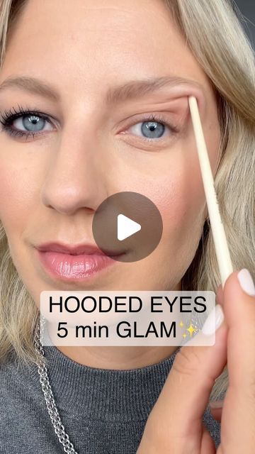 Michèle Clausen on Instagram: "Hooded Eyes Glam 🌟   Ready to level up your makeup game? Let’s dive into this gorgeous purple/grey smokey eye that’s perfect for hooded eyes! 💜✨   Step 1:  Grab your mirror and take a good look at yourself—let’s embrace those stunning eyes! Use a fluffy brush to create a V-shape above your crease, connecting to your lower lash line. This will give you a fabulous shape to work with. Think of it as your eye’s new best friend!   Step 2: Now, it’s time to bring in the drama! Apply a rich dark purple shade to your eyelid, focusing on the outer corner. Blend that beauty upwards and outwards to really amp up the V-shape you made earlier. Trust me, it’s all about that seamless blend! And don’t forget to sweep that same dark purple along your lower lash line for a Blush Placement, Makeup For Hooded Eyelids, Hooded Eyes Tutorial, Dark Smokey Eye Makeup, Smokey Eye Makeup Steps, Eye Makeup For Hooded Eyes, Eyeshadow For Hooded Eyes, Grey Smokey Eye, Glittery Eyeshadow