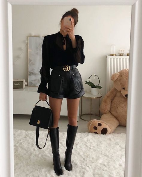 Comfortable Fall Outfits, Total Black Outfit, Winter Night Outfit, Leather Shorts Outfit, Lederhosen Outfit, Short Cuir, Fall Outfits Ideas, Black Leather Shorts, Corporate Fashion