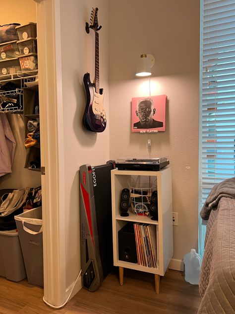 Mounted Guitar Decor, Shelf For Vinyl, Vinyl Record Room Aesthetic, Electric Guitar In Bedroom, Guitar And Record Wall, Electric Guitar On Wall Decor, Wall Mounted Guitars, Guitar House Decor, Vinyl Stand Aesthetic