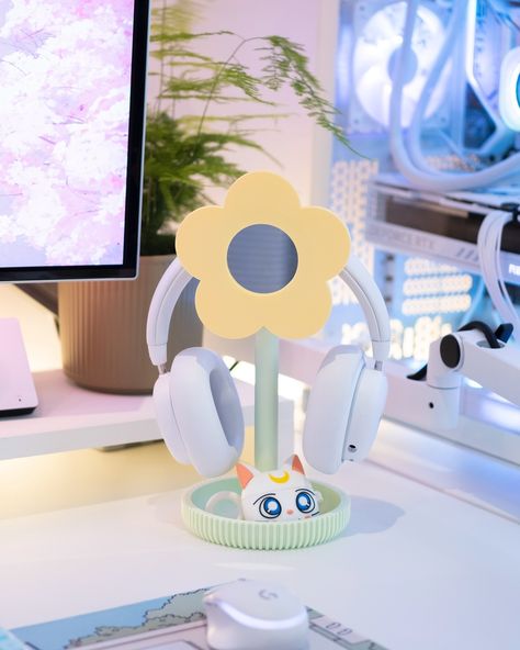 🌼GIVEAWAY🌼 @hello.oregano and I teamed up to make this gorgeous headphone stand, and they want to give one away to one of you guys! To participate in the giveaway you have to: 🌼tag a friend 🌼follow @cozymaja 🌼follow @hello.oregano one comment per tag, you can tag and comment several times to increase your chances to win 🥇 winner will be picked the 19th of june ☘️ and for those of you who don’t win, Hello Oregano will be selling these soon 👀 🌸🌸🌸 #desksetup #headphonestand #deskacc... Sky Art Painting, Headphone Stand, Kawaii Things, Gaming Stuff, Winter Coffee, Dekorasi Kamar Tidur, Headphone Stands, Cute Bedroom Decor, Video Ideas