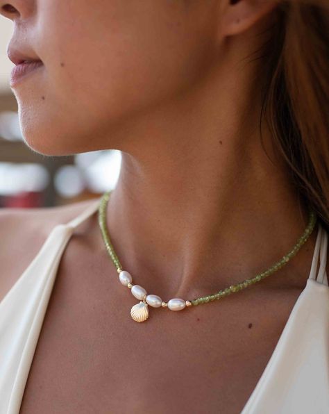 》D E T A I L S《 ✦ M E T A L : Sterling Silver 925 or Gold Filled ✦ S T O N E S : Peridot and fresh water Pearl ➳➳➳ Choose your necklace length in the drop down menu. We recommend to measure your neck to get the right fit. It's easy...just wrap a string around your neck where you want the chain to sit and then you measure the string using a ruler. The necklace comes with 1.5” extender to ensure a perfect fit. Just consider an extra 1.5” on top of the length you choose from the drop down menu. If Beads Bracelet Design, Fresh Water Pearl, Bracelets Handmade Beaded, Jewelry Design Necklace, Jewelry Gemstone, Colourful Necklace, Bracelet Crafts, Freshwater Pearl Necklaces, Necklace Sterling Silver