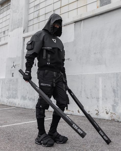 Classy Techwear, Fabric Of The Universe Techwear, Light Techwear, Techwear Samurai, Cyberpunk Outfit Ideas, Cyberpunk Coat, Gravity Project, Cyberpunk Wear, Techwear Coat