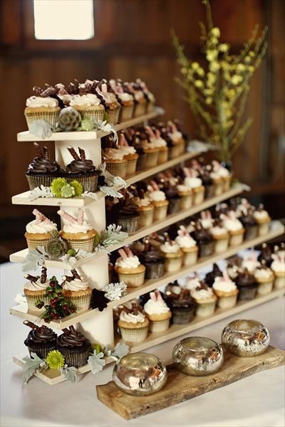 Beautiful wedding cupcake display made with cascading wooden shelves #wedding #weddingcupcakes #cupcakes #rustic #cupcakedisplay Cake Displays, Buffet Dessert, Cupcake Stand Wedding, Cake And Cupcake Stand, Cupcake Display, Wedding Dessert Table, Cupcake Tower, Dessert Stand, Dessert Display