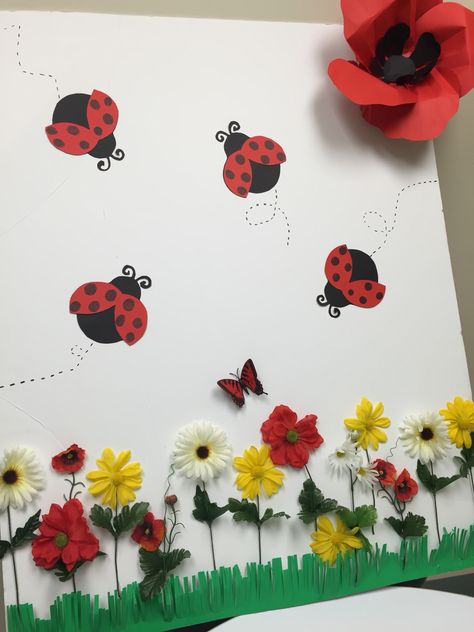 Ladybug backdrop..really simple and easy to make. All you need is a foam board, artificial flowers, green poster board, red and black construction paper or card stock paper, a black marker, artificial butterflies, and a glue gun. #ladybugpartideas #ladybug #diypartybackdrop #diycrafts #ladybugbackdrop Diy Ladybug Decorations, Red Day Decoration In Preschool, Ladybug Classroom Theme, Ladybug Backdrop, Ladybug Bulletin Boards, Ladybug Bedroom, Ladybugs Preschool, Play Nook, Ladybug Ideas